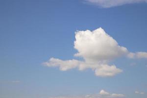 bel cielo azzurro con vista sullo sfondo naturale della nuvola bianca foto