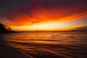 bella vista panoramica del mare contro il cielo arancione foto