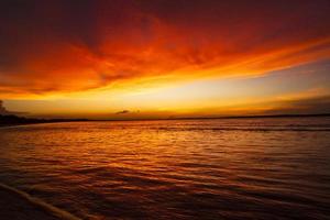 bella vista panoramica del mare contro il cielo arancione foto