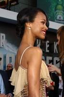 los angeles, 14 maggio - zoe saldana arriva allo star trek into dark los angeles premiere al teatro dolby il 14 maggio 2013 a los angeles, ca foto