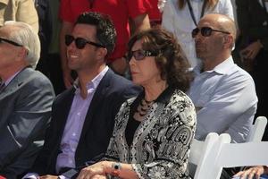 los angeles, 26 aprile - troy garity, lily tomlin alla cerimonia della mano e dell'impronta di jane fonda al teatro cinese il 26 aprile 2013 a los angeles, ca foto