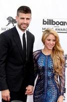 las vegas, 18 maggio - gerard pique, shakira ai cartelloni pubblicitari 2014 al mgm grand garden arena il 18 maggio 2014 a las vegas, nv foto