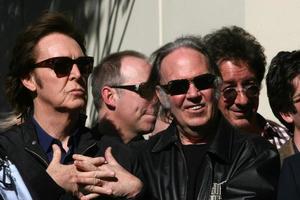 los angeles, 9 febbraio - paul mccartney, neil young alla cerimonia di hollywood walk of fame per paul mccartney al capital record building il 9 febbraio 2012 a los angeles, ca foto