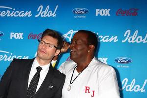 Los Angeles, 7 marzo - Ryan Seacrest, Randy Jackson arriva alla festa dei finalisti di American Idol 2013 al The Grove il 7 marzo 2013 a Los Angeles, California foto