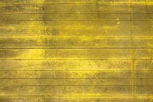 sfondo di legno graffiato di colore giallo. foto