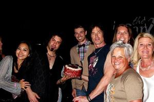 los angeles, 3 giugno - ronn moss, amici al concerto del giocatore che celebra il cinquantesimo compleanno di devin devasquez a beneficio del negozio di animali della speranza del rifugio presso il club del canyon il 3 giugno 2013 ad agoura, ca foto