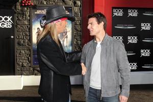 los angeles, 8 giugno - bret michaels, tom cruise arrivando alla prima mondiale di Rock of Ages al teatro cinese di Grauman l'8 giugno 2012 a los angeles, ca foto