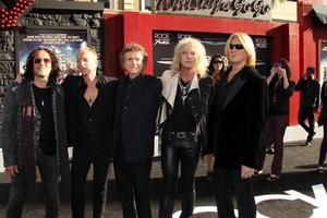 los angeles, 8 giugno - def leppard arriva alla prima mondiale di Rock of Ages al teatro cinese di Grauman l'8 giugno 2012 a los angeles, ca foto