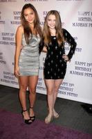 los angeles, 31 luglio - stella hudgens, sammi hanratty in arrivo alla tredicesima festa di compleanno di madison pettis a eden il 31 luglio 2011 a los angeles, ca foto