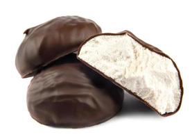 i marshmallow al cioccolato sono isolati su uno sfondo bianco. foto