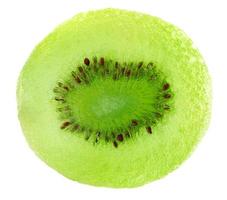 la fetta di kiwi essiccato è isolata su uno sfondo bianco. foto