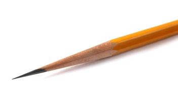 una matita acutamente levigata su uno sfondo bianco. foto