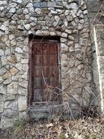 edificio in pietra con porta in legno foto