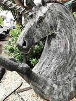 statua di cavallo speciale di fronte a uno degli hotel di eger foto