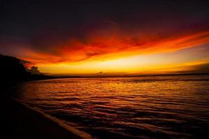 bella vista panoramica del mare contro il cielo arancione foto