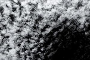 nuvola bianca isolata su sfondo nero, consistenza soffice, fumo astratto foto