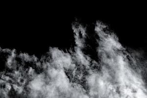 nuvola bianca isolata su sfondo nero, consistenza soffice, fumo astratto foto
