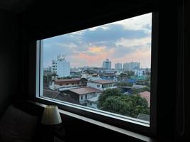 vista dalla finestra dell'edificio della città foto