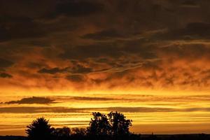 tramonto arancione con tempesta in arrivo foto