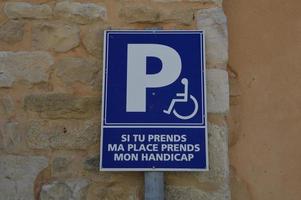 segnale di parcheggio per disabili foto
