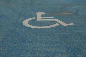 segnale di parcheggio per disabili foto