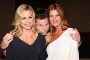 los angeles, 26 agosto - jessica collins, michael muhney, michelle stafford hanno partecipato alla cena dei giovani e irrequieti fan 2011 presso l'universal sheraton hotel il 26 agosto 2011 a los angeles, ca foto