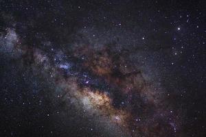 primo piano della galassia della via lattea con stelle e polvere spaziale nell'universo, fotografia a lunga esposizione, con grano. foto