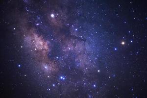 galassia della via lattea con stelle e polvere spaziale nell'universo foto