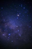 galassia della via lattea e polvere spaziale nell'universo, fotografia a lunga esposizione, con grano. foto