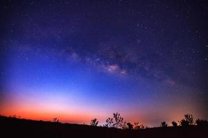 bella via lattea su un cielo notturno prima dell'alba foto