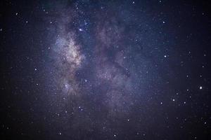 galassia della via lattea e polvere spaziale nell'universo, fotografia a lunga esposizione, con grano. foto