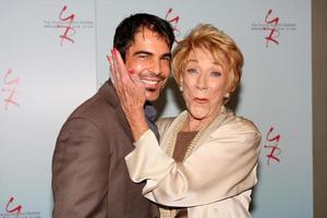 los angeles, 26 agosto - thom bierdz, jeanne cooper partecipano alla cena dei giovani e irrequieti fan 2011 presso l'Universal Sheraton Hotel il 26 agosto 2011 a los angeles, ca foto