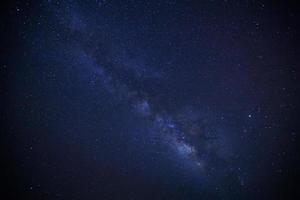 galassia della via lattea e polvere spaziale nell'universo, fotografia a lunga esposizione, con grano. foto