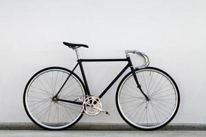 attrezzi fissi per biciclette da città e muro di cemento foto
