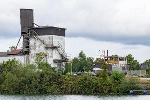 vecchio mulino sul fiume foto