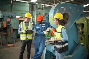 ritratto di un ingegnere professionista dell'industria pesante che indossa uniforme, occhiali e elmetto in una fabbrica di acciaio. specialista industriale in piedi in una struttura di costruzioni metalliche. foto