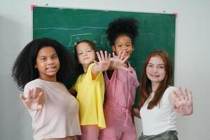 bambine felici contro la lavagna con il ritorno a scuola foto