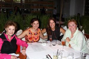 los angeles, 14 giugno - peggy mckay, heather tom, michelle stafford, susan flannery frequenta le principali ladie del pranzo diurno al fico e oliva il 14 giugno 2013 a ovest di hollywood, ca foto