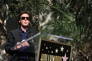 Los angeles, 9 febbraio - paul mccartney alla cerimonia di hollywood walk of fame per paul mccartney al capital record building il 9 febbraio 2012 a los angeles, ca foto