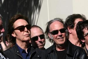 los angeles, 9 febbraio - paul mccartney, neil young alla cerimonia di hollywood walk of fame per paul mccartney al capital record building il 9 febbraio 2012 a los angeles, ca foto