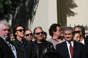 los angeles, 9 febbraio - paul mccartney, neil young alla cerimonia di hollywood walk of fame per paul mccartney al capital record building il 9 febbraio 2012 a los angeles, ca foto