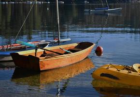 barca a remi in legno sul lago foto
