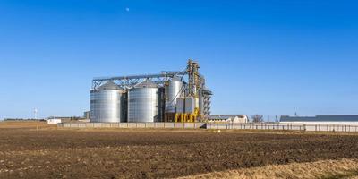 agro silos elevatore per granaio su impianto di produzione agro-lavorazione per la lavorazione, essiccazione, pulizia e stoccaggio di prodotti agricoli, farina, cereali e grano. foto