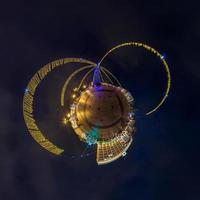 nuovo anno piccolo pianeta. antenna sferica vista panoramica a 360 gradi su una piazza festosa con un albero di natale foto
