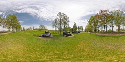 Vista panoramica a 360 gradi nella mostra museale della tecnologia dei carri armati pesanti all'aperto. panorama completo a 360 per 180 gradi in proiezione sferica equirettangolare, raccolta differenziata dei rifiuti. skybox vr. foto