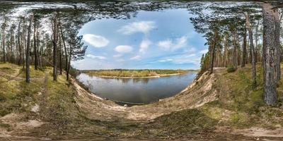 panorama sferico completo e senza cuciture vista a 360 gradi sul precipizio di un ampio fiume nella pineta in una soleggiata giornata estiva in proiezione equirettangolare, pronto per contenuti di realtà virtuale ar vr foto