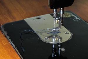 meccanismo di lavoro della macchina da cucire d'epoca. ago e filo foto