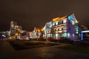 panorama delle luci della città vecchia di notte foto