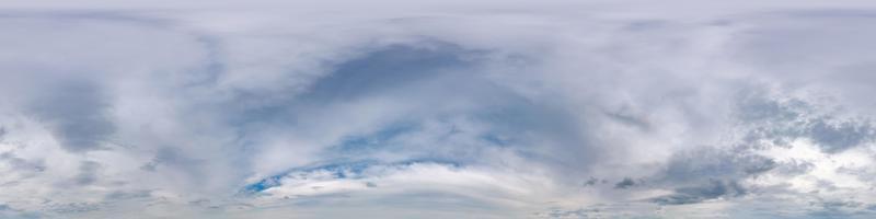 cielo blu senza interruzioni panorama hdri angolo di 360 gradi con zenit e bellissime nuvole per l'uso in grafica 3d come sostituzione del cielo e cupola del cielo o modifica riprese con drone foto