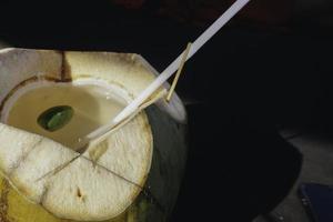 foto di succo di cocco fresco su una spiaggia tropicale
